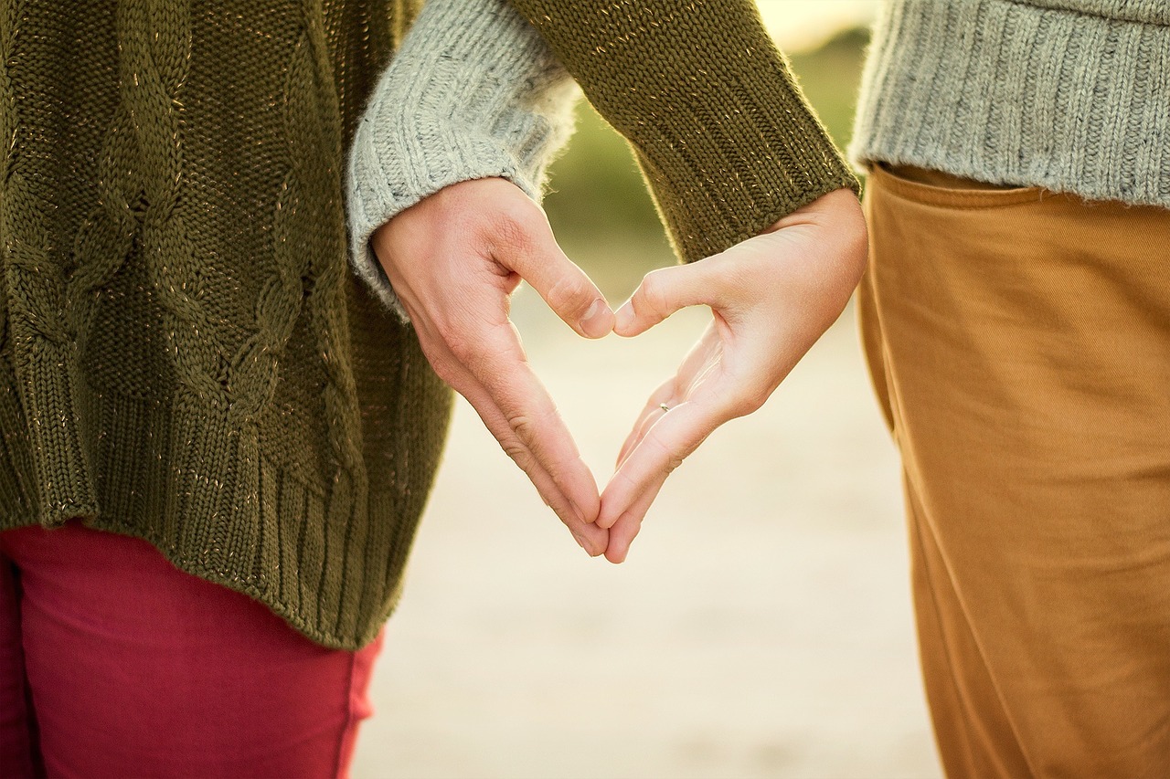 hands, heart, couple-1150073.jpg